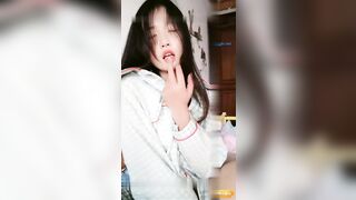 白皙苗窕骚妹子淫声荡语撩骚互动坐骑假屌自慰
