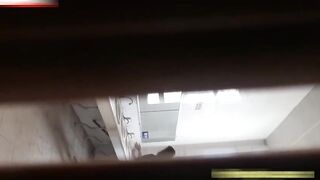 外站流出国内某高校女厕偷拍