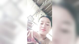 怀孕的人妻露脸大白天哄着孩子还要伺候大哥激情啪啪掰开逼逼给狼友看特写各种舔弄大鸡巴无套爆草射逼里